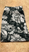 Load image into Gallery viewer, B&amp;W Floral joggers
